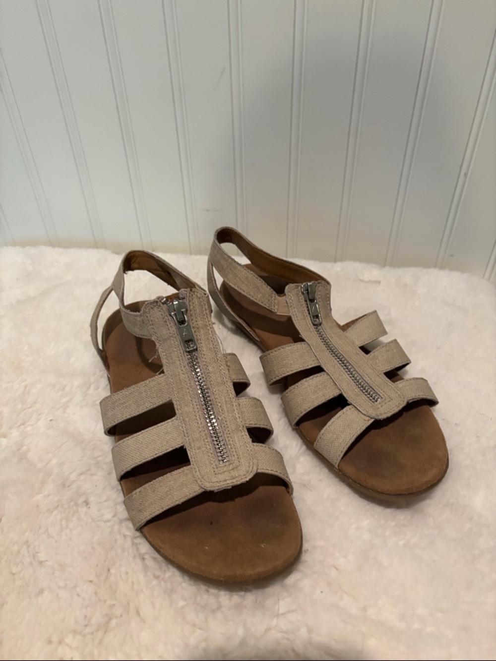 Aerosols Women’s Beige Front-Zip Strappy Sandals Size 6.5
